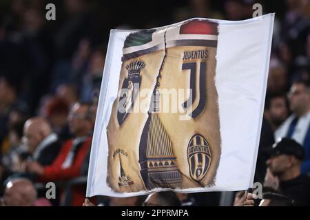 Turin, Italien, 23. April 2023. Juventus-Fans halten beim Spiel der Serie A im Allianz Stadium in Turin einen Standard. Der Bildausdruck sollte lauten: Jonathan Moscrop/Sportimage Stockfoto