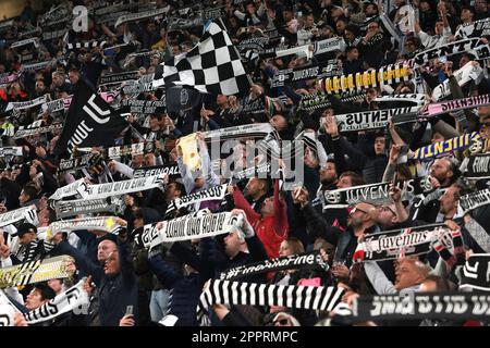 Turin, Italien, 23. April 2023. Juventus-Fans halten große Schals, während die Hymne des Clubs vor dem Start des Spiels der Serie A im Allianz-Stadion in Turin gespielt wird. Der Bildausdruck sollte lauten: Jonathan Moscrop/Sportimage Stockfoto