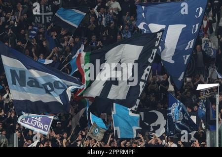 Turin, Italien, 23. April 2023. SSC-Fans aus Napoli winken riesige Flaggen und feuern ihr Team während des Spiels der Serie A im Allianz Stadium in Turin an. Der Bildausdruck sollte lauten: Jonathan Moscrop/Sportimage Stockfoto