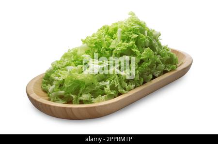 Holzbrett mit gehacktem Chinakohl auf weißem Hintergrund Stockfoto
