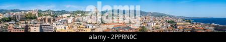 Panoramablick auf Messina auf der Insel Sizilien, Italien. Breites Panorama mit Stadt, Votivtempel Christi des Königs, Santuario della Madonna di Montalto Stockfoto