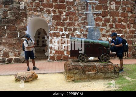 Ein Fomosa ist ein verwittertes Stein und Backstein, eine alte portugiesische Festung, die 1512 in Melacca, Malaysia, erbaut wurde. Stockfoto