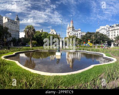 Congressional Plaza Del Congreso Buenos Aires, Argentinien Stadtzentrum. Blick über den Wasserteich und die Plaza Mariano Moreno zum Palacio Barolo Stockfoto