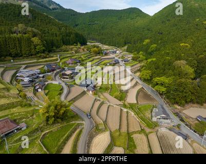 Trockene Felder auf terrassenförmig angelegten Hügeln in einem kleinen Bergdorf an sonnigen Tagen Stockfoto