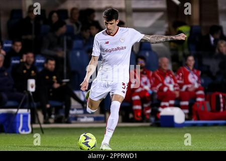 Bergamo, Italien, 24. April 2023. Roger Ibanez (3 Roma) in Aktion beim Spiel der Serie A zwischen Atalanta und Roma im Gewiss Stadium am 24. April 2023 in Bergamo, Italien. Kredit: Stefano Nicoli/Speed Media/Alamy Live News Stockfoto