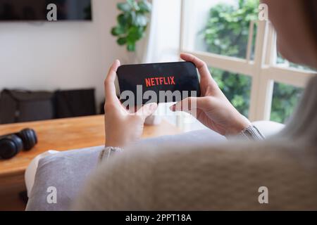 CHIANG MAI, THAILAND 21. April 2023: Netflix-Logo auf dem iPhone-Bildschirm. Netflix ist ein international führender Abonnementservice für das Ansehen von TV-Episoden Stockfoto