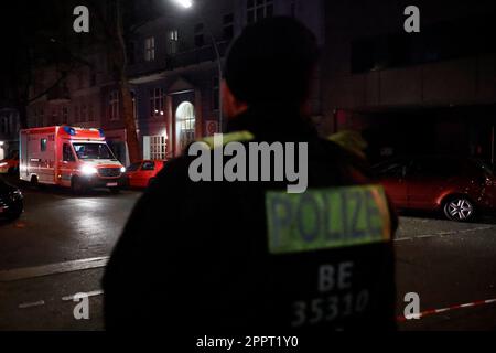 Berlin, Deutschland. 25. April 2023. Krankenwagen parken direkt vor einem Laden in der Keith Street. Dort gab es einen Raubüberfall in einem Laden, in dem auch eine Geisel entführt wurde. Kredit: Carsten Koall/dpa/Alamy Live News Stockfoto