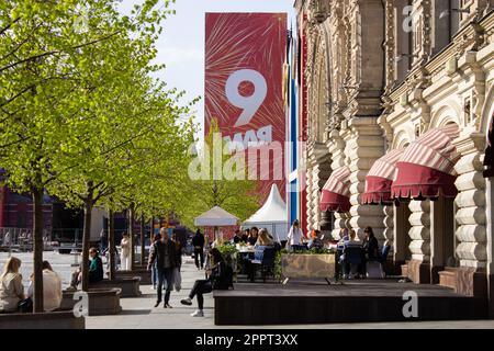 Moskau, Russland. 24. April 2023. Ein Banner für den Siegesfeiertag am Roten Platz. Russland feiert den Siegestag jedes Jahr am 9. Mai. Massenmedien berichten, dass 2023 nur ein ausländisches Staatsoberhaupt an der traditionellen Militärparade auf dem Roten Platz teilnehmen wird. Kredit: SOPA Images Limited/Alamy Live News Stockfoto