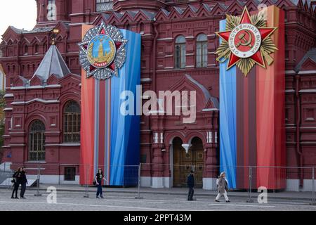 Moskau, Russland. 24. April 2023. Am Roten Platz sind Banner für den Siegestag zu sehen. Russland feiert den Siegestag jedes Jahr am 9. Mai. Massenmedien berichten, dass 2023 nur ein ausländisches Staatsoberhaupt an der traditionellen Militärparade auf dem Roten Platz teilnehmen wird. (Foto: Vlad Karkov/SOPA Images/Sipa USA) Guthaben: SIPA USA/Alamy Live News Stockfoto