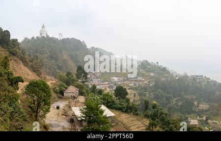 Ein Panorama der Weltfriedenspagode mit Blick auf das Pokhara-Tal in Nepal. Stockfoto