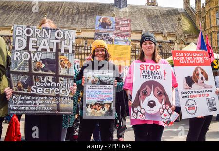 London, Großbritannien. 24. April 2023. Demonstranten halten am letzten Tag der Demonstrationen in Westminster Plakate, auf denen die Beendigung von Tierversuchen außerhalb der Parlamentsgebäude gefordert wird. Extinction Rebellion und mehrere andere Aktivistengruppen veranstalten einen letzten Protest, in dem ein Ende der fossilen Brennstoffe gefordert wird. Kredit: SOPA Images Limited/Alamy Live News Stockfoto