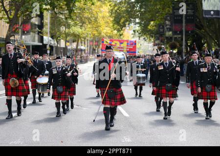 Sydney, Australien. 25. April 2023. Kriegsveteranen und Verteidigungspersonal nehmen am 25. April 2023 an der ANZAC Day Parade in Sydney, Australien, Teil. Der Anzac Day ist ein landesweiter Feiertag in Australien, der traditionell von einem Morgengottesdienst während der ursprünglichen Landung in Gallipoli geprägt ist und den ganzen Tag über mit Zeremonien und Paraden geehrt wird. Der Anzac-Tag erinnert an den Tag, an dem das australische und neuseeländische Armeekorps (ANZAC) am 25. April 1915 während des Ersten Weltkriegs an den Küsten von Gallipoli gelandet ist (Foto: Izhar Khan) Kredit: Izhar Ahmed Kredit: Izhar Ahmed Khan/Alamy Live News/Alamy Live New Stockfoto