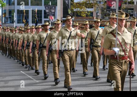 Sydney, Australien. 25. April 2023. Das Verteidigungspersonal marschiert während der ANZAC Day Parade am 25. April 2023 in Sydney, Australien. Der Anzac Day ist ein landesweiter Feiertag in Australien, der traditionell von einem Morgengottesdienst während der ursprünglichen Landung in Gallipoli geprägt ist und den ganzen Tag über mit Zeremonien und Paraden geehrt wird. Der Anzac-Tag erinnert an den Tag, an dem das australische und neuseeländische Armeekorps (ANZAC) am 25. April 1915 während des Ersten Weltkriegs an den Küsten von Gallipoli gelandet ist (Foto: Izhar Khan) Kredit: Izhar Ahmed Khan/Alamy Live Credit: Izhar Ahmed Khan/Alamy Live News/Alamy Live News Stockfoto