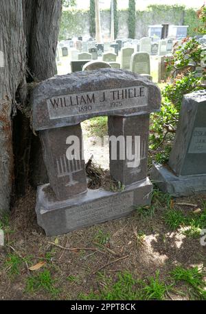 Los Angeles, Kalifornien, USA 20. April 2023 Regisseur/Drehbuchautor Wilhelm Thiele Grave auf dem Hollywood Forever Cemetery am 20. April 2023 in Los Angeles, Kalifornien, USA. Er führte Regie in 38 Filmen und schrieb 13 Drehbücher. Er verdankte der Schauspielerin Dorothy Lamour ihren Durchbruch. Foto: Barry King/Alamy Stock Photo Stockfoto