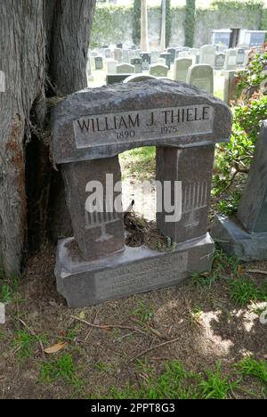 Los Angeles, Kalifornien, USA 20. April 2023 Regisseur/Drehbuchautor Wilhelm Thiele Grave auf dem Hollywood Forever Cemetery am 20. April 2023 in Los Angeles, Kalifornien, USA. Er führte Regie in 38 Filmen und schrieb 13 Drehbücher. Er verdankte der Schauspielerin Dorothy Lamour ihren Durchbruch. Foto: Barry King/Alamy Stock Photo Stockfoto