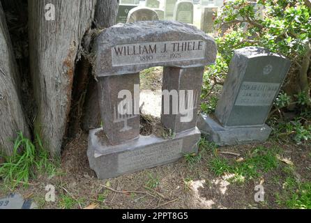 Los Angeles, Kalifornien, USA 20. April 2023 Regisseur/Drehbuchautor Wilhelm Thiele Grave auf dem Hollywood Forever Cemetery am 20. April 2023 in Los Angeles, Kalifornien, USA. Er führte Regie in 38 Filmen und schrieb 13 Drehbücher. Er verdankte der Schauspielerin Dorothy Lamour ihren Durchbruch. Foto: Barry King/Alamy Stock Photo Stockfoto