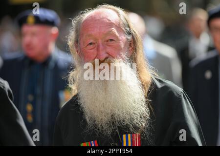 Sydney, Australien. 25. April 2023. Kriegsveteranen und Verteidigungspersonal nehmen am 25. April 2023 an der ANZAC Day Parade in Sydney, Australien, Teil. Der Anzac Day ist ein landesweiter Feiertag in Australien, der traditionell von einem Morgengottesdienst während der ursprünglichen Landung in Gallipoli geprägt ist und den ganzen Tag über mit Zeremonien und Paraden geehrt wird. Der Anzac-Tag erinnert an den Tag, an dem das australische und neuseeländische Armeekorps (ANZAC) am 25. April 1915 während des Ersten Weltkriegs an den Küsten von Gallipoli gelandet ist (Foto: Izhar Khan) Kredit: Izhar Ahmed Kredit: Izhar Ahmed Khan/Alamy Live News/Alamy Live New Stockfoto