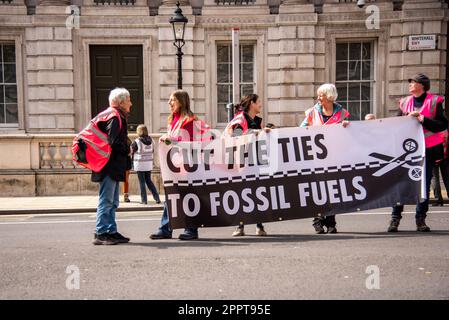 London, Großbritannien. 24. April 2023. Demonstranten halten ein großes Banner, in dem sie ihre Meinung zum Ende der fossilen Brennstoffe während des demonstrationsmarsches zum Ausdruck bringen. Die große Aktion ist eine viertägige Aktion vom 21-24. April 2023 mit der Einladung an alle, sich zum Überleben zu vereinen, in der sich Menschen aus allen Gruppen und Bewegungen, nicht nur XR, in Westminster und in den Parlamentsgebäuden versammeln.Mehr als 200 Organisationen unterstützen - einschließlich Greenpeace, Friends of the Earth und PCS Union, um nur einige zu nennen. Kredit: SOPA Images Limited/Alamy Live News Stockfoto