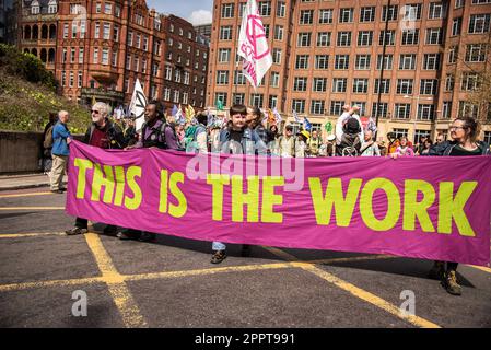 London, Großbritannien. 24. April 2023. Demonstranten halten ein großes Banner, in dem sie ihre Meinung zum Ende der fossilen Brennstoffe während des demonstrationsmarsches zum Ausdruck bringen. Die große Aktion ist eine viertägige Aktion vom 21-24. April 2023 mit der Einladung an alle, sich zum Überleben zu vereinen, in der sich Menschen aus allen Gruppen und Bewegungen, nicht nur XR, in Westminster und in den Parlamentsgebäuden versammeln.Mehr als 200 Organisationen unterstützen - einschließlich Greenpeace, Friends of the Earth und PCS Union, um nur einige zu nennen. Kredit: SOPA Images Limited/Alamy Live News Stockfoto