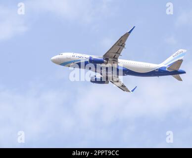 New Delhi, Indien, April 16 2023 - Indigo Airbus A320 startet vom Indra Gandhi International Airport Delhi, Indigo Inlandflugzeug im B Stockfoto