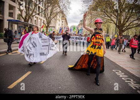 London, Großbritannien. 24. April 2023. Kostüme tragende Demonstranten nehmen am demonstrationsmarsch Teil, um fossilen Brennstoffen ein Ende zu setzen. Die große Aktion ist eine viertägige Aktion vom 21-24. April 2023 mit der Einladung an alle, sich zum Überleben zu vereinen, in der sich Menschen aus allen Gruppen und Bewegungen, nicht nur XR, in Westminster und in den Parlamentsgebäuden versammeln.Mehr als 200 Organisationen unterstützen - einschließlich Greenpeace, Friends of the Earth und PCS Union, um nur einige zu nennen. (Foto: Loredana Sangiuliano/SOPA Images/Sipa USA) Guthaben: SIPA USA/Alamy Live News Stockfoto