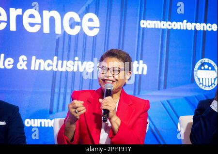 Bürgermeisterin Karen Bass (Demokrat von Los Angeles, Kalifornien) hält während der neunten Jahreskonferenz der African American Mayors Association (AMA) am Freitag, den 21. April 2023, im Omni Shoreham Hotel in Washington, DC, USA, einen „Big 4 Fireside Chat“ ab. Foto: Rod Lamkey/CNP/ABACAPRESS.COM Stockfoto