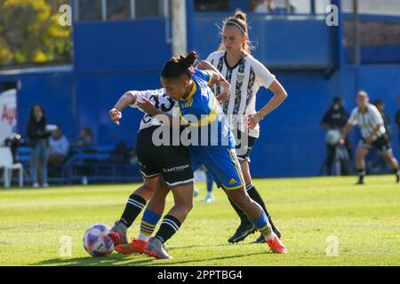 Buenos Aires, Argentinien. 22. April 2023. Brisa Priori von Boca Juniors (C) und Morena Calvo von Estudiantes Buenos Aires (L) in Aktion während des YPF-Turniers 8. zwischen Boca Juniors und Estudiantes Buenos Aires im Auxiliar-Stadion des Boca Juniors Club in Buenos Aires. (Endergebnis: Boca Juniors 2 - 0 Estudiantes BA) Kredit: SOPA Images Limited/Alamy Live News Stockfoto