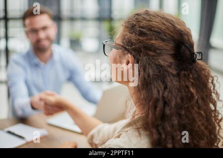 Junge Geschäftsleute die Hände schütteln im Büro. Finishing erfolgreiche Tagung. Stockfoto