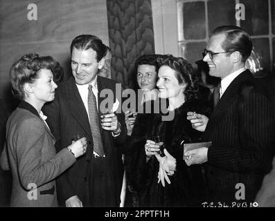 LILLI PALMER DEREK WILLIAMS LINDEN TRAVERS und ALBERT LIEVEN an der Rezeption im Mai 1945 im Savoy Hotel in London, um Gladys Cooper wieder in England zu begrüßen, um vor MITLEIDSREGISSEUR MAURICE ELVEY Two Cities Films / Eagle - Lion Distributors Ltd., 1946-Regisseur, ZU WARNEN Stockfoto