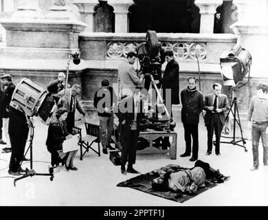 Regisseur DON SHARP und Film / Film Crew filmen CHRISTOPHER LEE in einer Szene für RASPUTIN : THE MAD MONK 1966 Regisseur DON SHARP Autor Anthony Hinds Kameramann Michael Reed Produzent Anthony Nelson Keys Hammer Films / Seven Arts Productions / Warner - Pathe Stockfoto