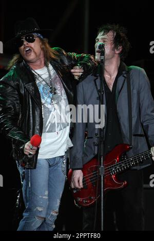 Guns 'N Roses tritt live im ANZ Stadium im Rahmen des Telstra 500 V8 Motorrennen-Events auf, das vom 3-5. Dezember 2010 im Sydney Olympic Park stattfindet. Sydney, Australien - 04.12.10 Stockfoto