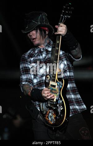 Guns 'N Roses tritt live im ANZ Stadium im Rahmen des Telstra 500 V8 Motorrennen-Events auf, das vom 3-5. Dezember 2010 im Sydney Olympic Park stattfindet. Sydney, Australien - 04.12.10 Stockfoto