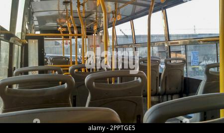 Das Innere des lokalen Busses in Bangalore ist leer. Personenbeförderung. Öffentliche Verkehrsmittel. Stockfoto