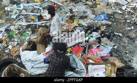 Toxischer Rauch auf Deponien: Sanitäter sortieren Müll unter Umweltgefahren Stockfoto