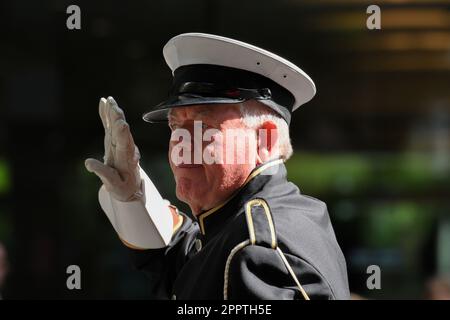 Sydney, Australien. 25. April 2023. Kriegsveteranen und Verteidigungspersonal nehmen am 25. April 2023 an der ANZAC Day Parade in Sydney, Australien, Teil. Der Anzac Day ist ein landesweiter Feiertag in Australien, der traditionell von einem Morgengottesdienst während der ursprünglichen Landung in Gallipoli geprägt ist und den ganzen Tag über mit Zeremonien und Paraden geehrt wird. Der Anzac-Tag erinnert an den Tag, an dem das australische und neuseeländische Armeekorps (ANZAC) am 25. April 1915 während des Ersten Weltkriegs an den Küsten von Gallipoli gelandet ist (Foto: Izhar Khan) Kredit: Izhar Ahmed Kredit: Izhar Ahmed Khan/Alamy Live News/Alamy Live New Stockfoto