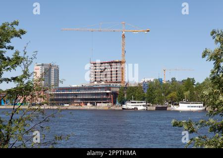 UMEA, SCHWEDEN, AM 29. MAI 2013. Blick auf den Fluss, im Bau befindliche Gebäude und das Dampfschiff entlang der Brücke. Editorial use. Stockfoto