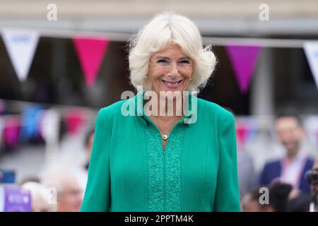 Das Dossierfoto datiert vom 05.06/22, von der damaligen Herzogin von Cornwall, als Schutzpatron des Big Lunch, während des Big Jubilee Lunch mit Tischen, die auf dem Spielfeld am Oval Cricket Ground, London, aufgestellt wurden. Das Rampenlicht wird auch auf die königliche Gemahlin während der Krönung des Königs gerichtet sein, wenn sie innerhalb der gotischen Mauern von Westminster Abbey gesalbt und gekrönt wird. Ausgabedatum: Dienstag, 25. April 2023. Stockfoto