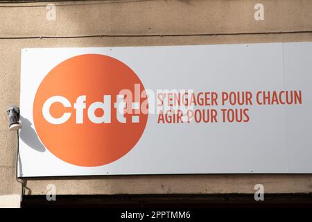 Bordeaux , Aquitaine France - 04 20 2023 : CFDT-Textzeichen und Markenlogo des Büros des französischen Demokratischen Gewerkschaftsbundes auf der Agenturfassade Stockfoto