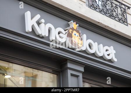 Bordeaux , Aquitaine Frankreich - 04 20 2023 : King Jouet Fassade Spiel und Kinderspielwarenladen Logo Kinder Babyspielzeug Markengeschäft Stockfoto