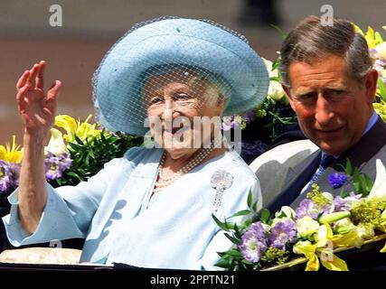 Aktenfoto vom 04. Oktober 08/00 von Königin Elizabeth, der Königinmutter, winkend aus einer Pferdekutsche mit ihrem Enkel Prinz Charles, als sie ihren 100. Geburtstag feierte. Die letzte Gemahlin, die gekrönt wurde, war Königin Elizabeth, die Königinmutter - die geliebte Großmutter des Königs - vor fast 90 Jahren. Ausgabedatum: Dienstag, 25. April 2023. Stockfoto