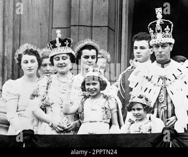 Aktenfoto vom 12.05/37 von (von links nach rechts) Königin Elizabeth (Queen Mother), Prinzessin Elizabeth (Queen Elizabeth II), Prinzessin Margaret und König George VI. Nach seiner Krönung auf dem Balkon des Buckingham Palace, London. Die letzte Gemahlin der Königin, die gekrönt wurde, war Königin Elizabeth die Königinmutter - die geliebte Großmutter des Königs - vor fast 90 Jahren.Ausgabedatum: Dienstag, 25. April 2023. Stockfoto