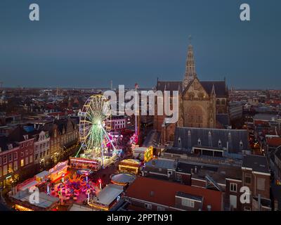 Die Grote Kerk oder St.-Bavokerk ist eine reformierte protestantische Kirche und ehemalige katholische Kathedrale auf dem zentralen Marktplatz (Grote Markt) in der Stockfoto