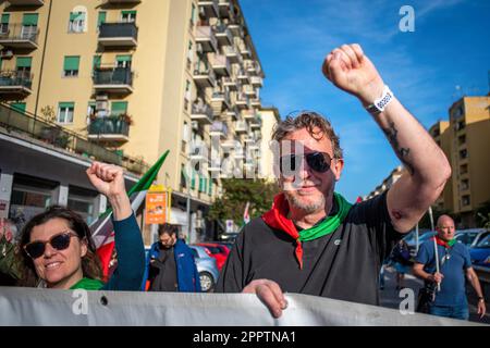 Rom, Italien. 22. April 2023. Demonstranten mit erhobenen linken Armen, die während der Demonstration gesehen wurden. Demonstration auf den Straßen des Viertels Quadraro von Rom, organisiert von der ANPI (Nationale Vereinigung der italienischen Partisanen) und der VII. Gemeinde Rom zur Erinnerung an die Zusammenführung des Quadraro. Die Verhaftung der Quadraro war eine Nazi-faschistische Militäroperation vom 17. April 1944, bei der etwa zweitausend Menschen verhaftet wurden, von denen 683 in deutsche Konzentrationslager deportiert wurden. (Foto: Marcello Valeri/SOPA Images/Sipa USA) Guthaben: SIPA USA/Alamy Live News Stockfoto