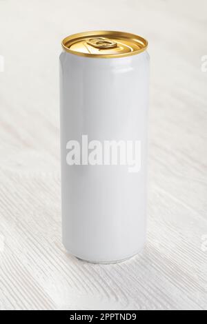 330-ml-Aluminiumdose auf dem weißen Holztisch. Modell für Designergetränk, Bier, Limonade, Saft, Wasser oder Alkohol. Stockfoto