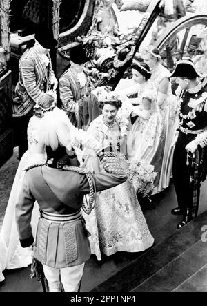 Aktenfoto vom 02. Oktober 06/53 von Königin Elizabeth II., begleitet von ihren Trauzeuginnen, verlässt ihren State Coach und macht sich auf den Weg nach Westminster Abbey für ihre Krönung. Die Krönung von 1953 war in den harten Nachkriegsjahren, in denen Millionen den historischen Tag feierten, ein Motivationsschub. Elizabeth II. Wurde am 2 1953. Juni in einer zutiefst religiösen Zeremonie in Westminster Abbey gekrönt. Ausgabedatum: Dienstag, 25. April 2023. Stockfoto