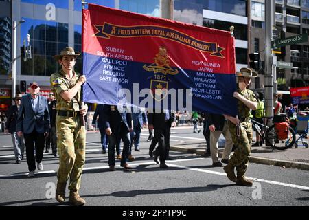 Sydney, Australien. 25. April 2023. ANZAC Day Parade am 25. April 2023 in Sydney, Australien. Der Anzac Day ist ein landesweiter Feiertag in Australien, der traditionell von einem Morgengottesdienst während der ursprünglichen Landung in Gallipoli geprägt ist und den ganzen Tag über mit Zeremonien und Paraden geehrt wird. Der Anzac-Tag erinnert an den Tag, an dem das australische und neuseeländische Armeekorps (ANZAC) am 25. April 1915 während des Ersten Weltkriegs an den Küsten von Gallipoli gelandet ist (Foto: Izhar Khan) Kredit: Izhar Ahmed Khan/Alamy Live News/Alamy Live News Stockfoto