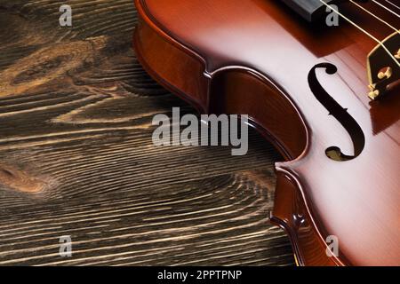 Geige auf Holztisch mit Kopierraum, Draufsicht. Stockfoto
