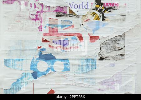 Verschiedene gefaltete, zerrissene Papierposter als Hintergrund Stockfoto