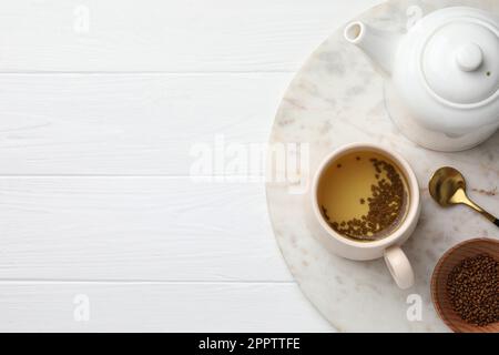 Frisch zubereiteter Buchweizentee serviert auf einem weißen Holztisch, Blick von oben. Platz für Text Stockfoto