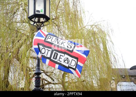 Punk's Not Dead Flag fliegt in Camden Town, London Stockfoto